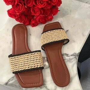 Raffia weaved straw sandals